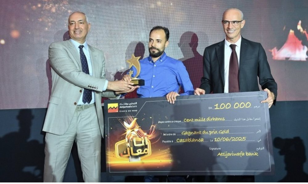 The 100,000 MAD cheque being presented on stage